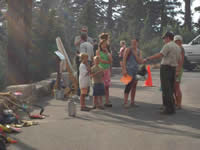 Picture of a Crater Lake National Park Ranger speaking with visitors about fire.