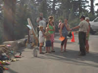 Picture of a Crater Lake National Park Ranger speaking with visitors about fire.